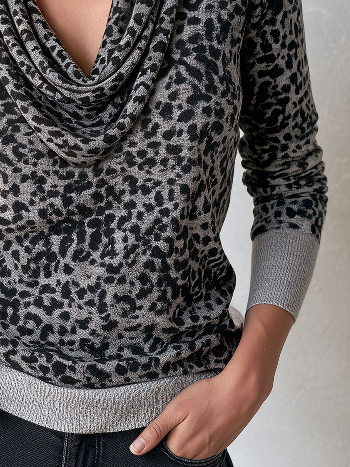 Maglia Donna in Maglia Grigia con Stampa Leopardata e Collo Alto
