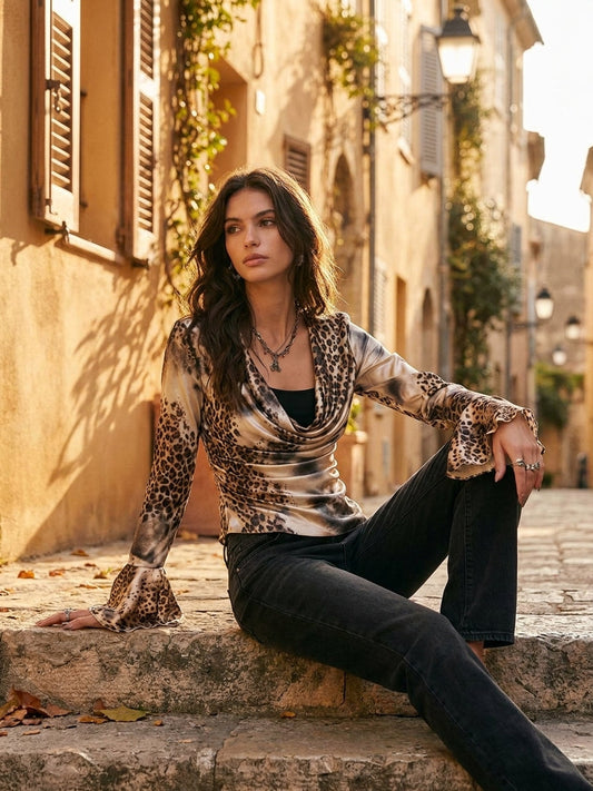 Blusa Donna in Raso Leopardato con Scollo a Cascata e Polsini con Volant