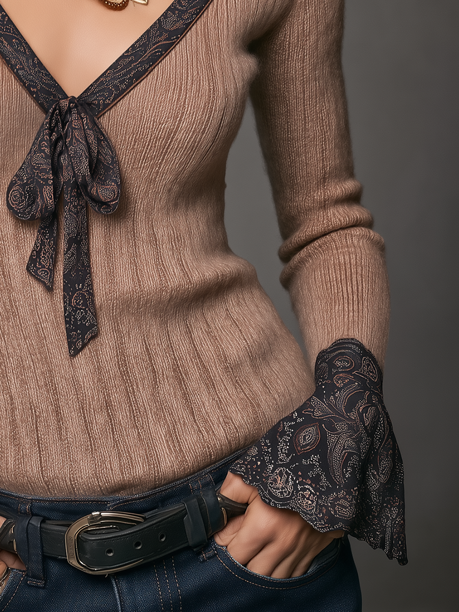 Top Donna in Maglia Taupe con Scollo a Fiocco e Dettagli Paisley