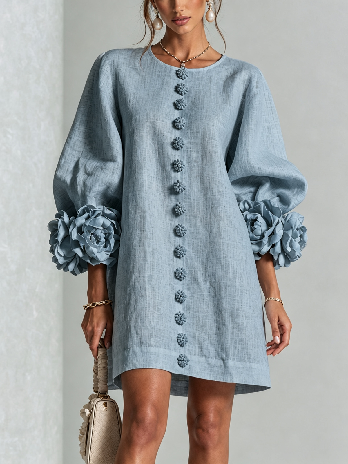 Abito Mini Donna Bianco con Bottoni Frontali e Polsini Floreali