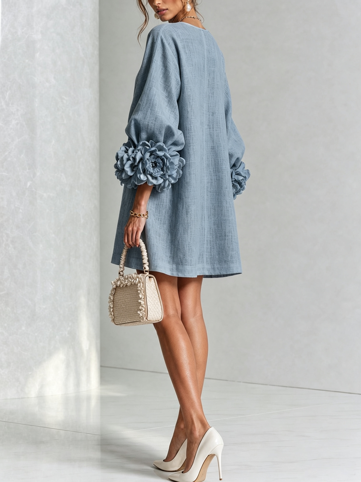 Abito Mini Donna Bianco con Bottoni Frontali e Polsini Floreali