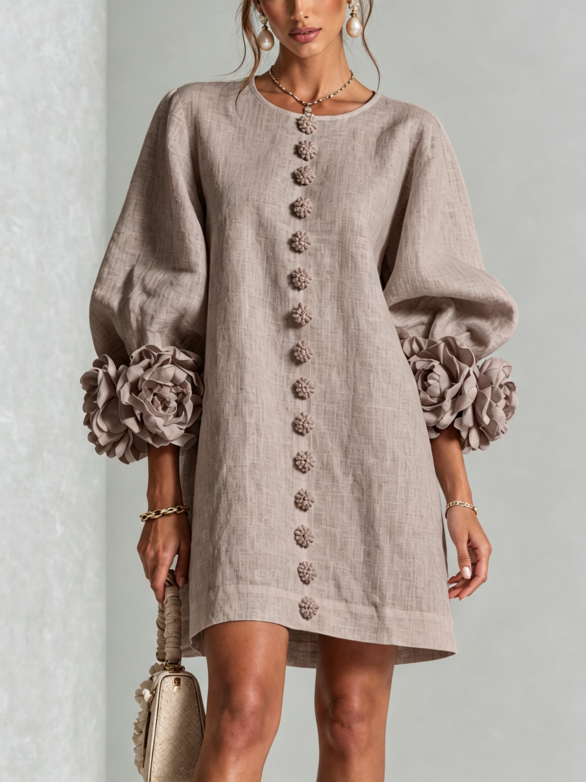 Abito Mini Donna Bianco con Bottoni Frontali e Polsini Floreali