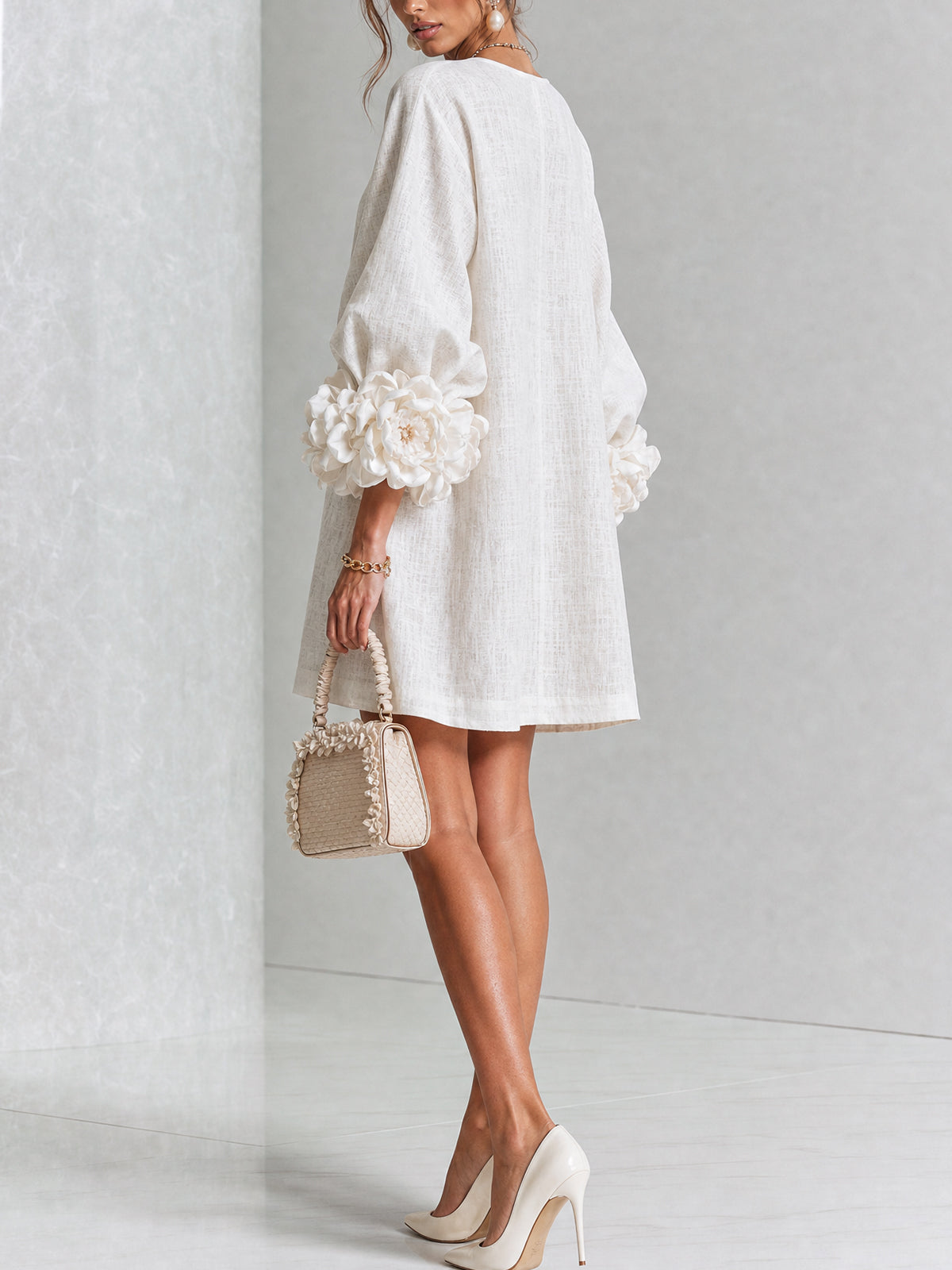 Abito Mini Donna Bianco con Bottoni Frontali e Polsini Floreali