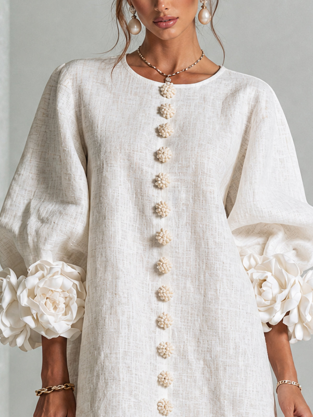 Abito Mini Donna Bianco con Bottoni Frontali e Polsini Floreali