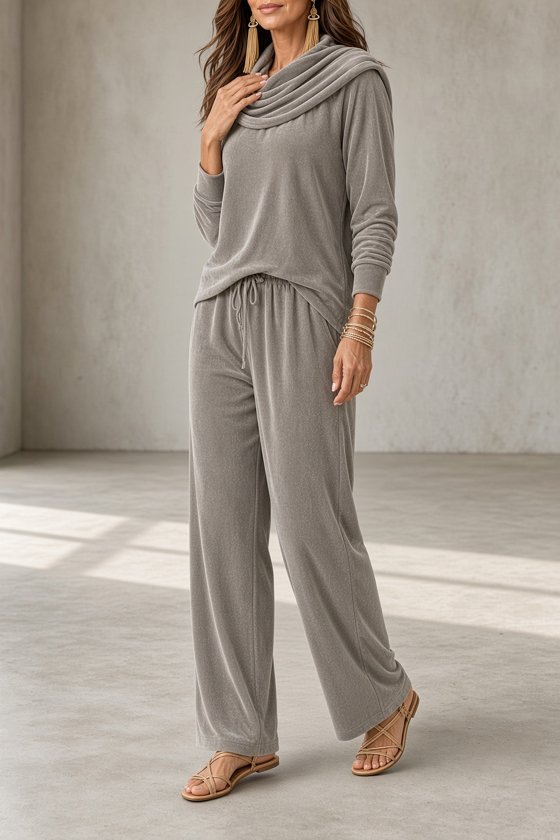 Completo Donna in Velluto con Scollo Drappeggiato e Pantaloni Fluidi